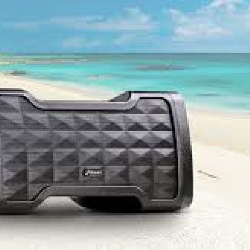 Levar caixa de som para a praia e ouvir música em volume alto pode pesar no bolso