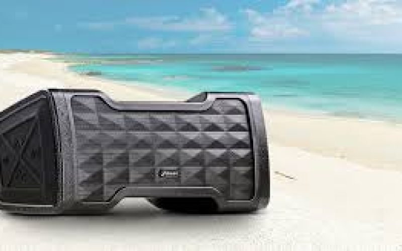 Levar caixa de som para a praia e ouvir música em volume alto pode pesar no bolso