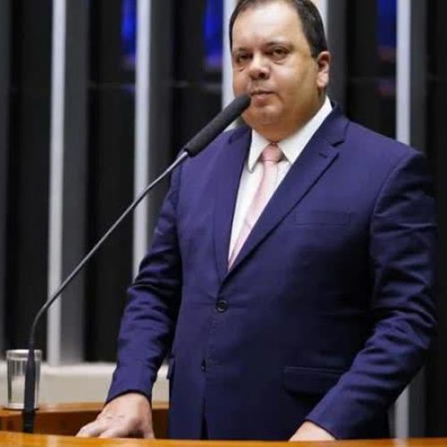 Ao lado de Lula, Elmar Nascimento vota a favor de manobra bolsonarista