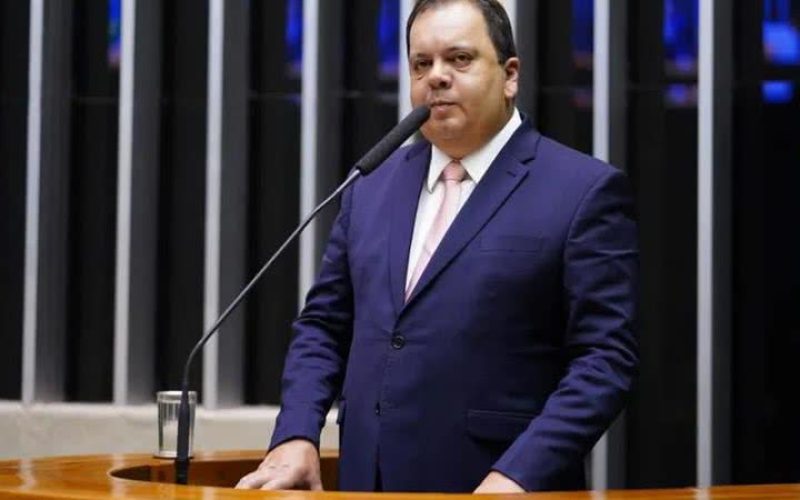 Ao lado de Lula, Elmar Nascimento vota a favor de manobra bolsonarista
