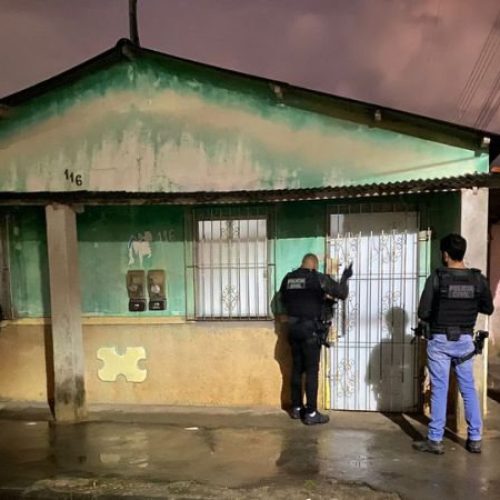 Mulher é presa suspeita de acionar traficantes para matar homem acusado de abusar de sua filha na Bahia