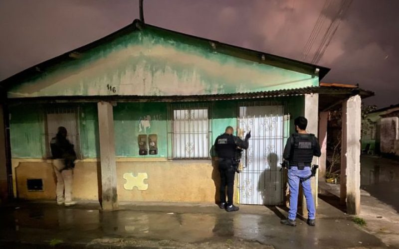 Mulher é presa suspeita de acionar traficantes para matar homem acusado de abusar de sua filha na Bahia