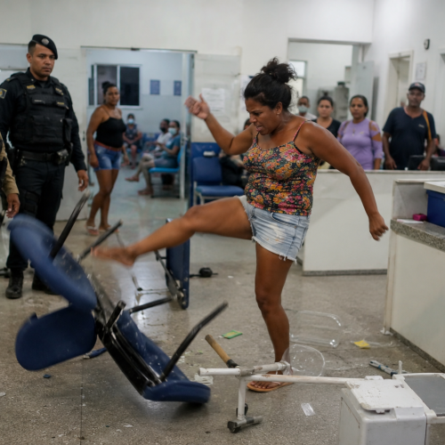Mulher desacata policiais e provoca tumulto em UPA
