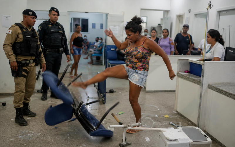 Mulher desacata policiais e provoca tumulto em UPA
