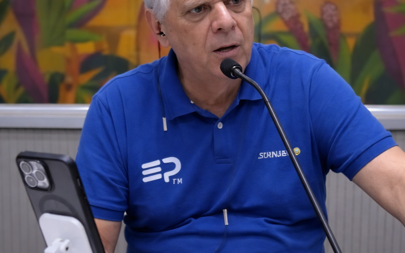 Radialista deixa programa após polêmica com Bíblia e críticas a líderes religiosos