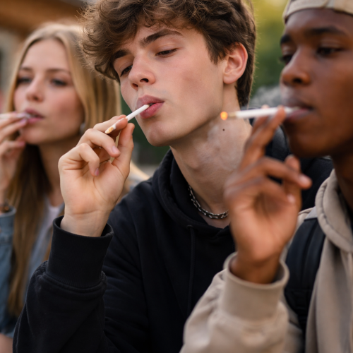 Jovens colocam saúde em risco ao fumar cotonetes em prática perigosa