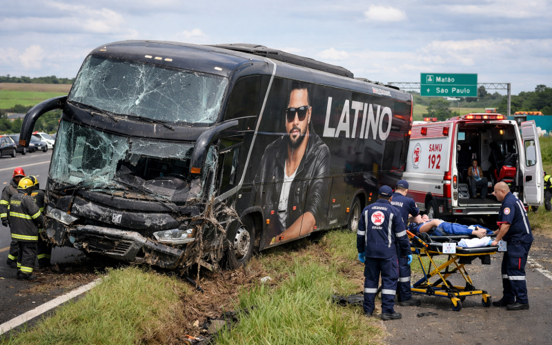 Ônibus do cantor Latino se envolve em acidente!