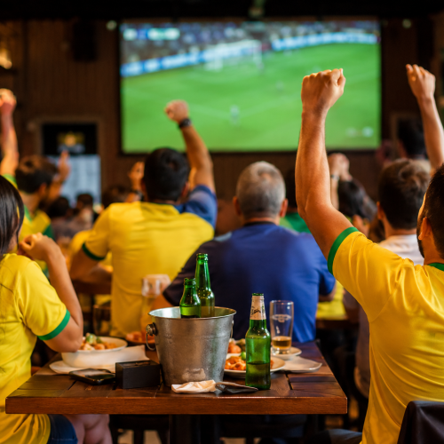 Restaurantes de Fortaleza são autuados por cobrar clientes para assistir aos jogos da Seleção Brasileira