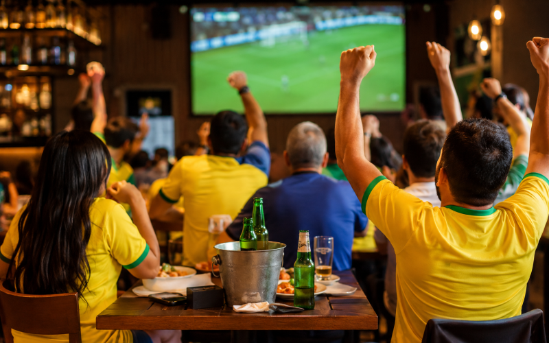 Restaurantes de Fortaleza são autuados por cobrar clientes para assistir aos jogos da Seleção Brasileira