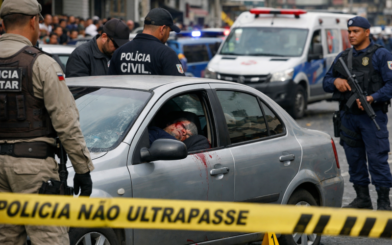 EXECUÇÃO: Homem é morto a tiros dentro de carro na Avenida Barros Reis