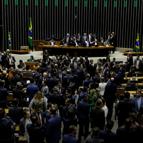 176 deputados assinam proposta que adia fim da escala 6×1 por 10 anos