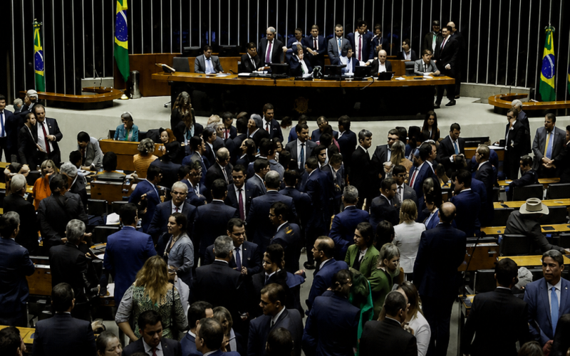 176 deputados assinam proposta que adia fim da escala 6×1 por 10 anos