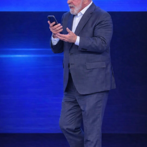 Lula critica uso excessivo de celular e alerta para desinformação nas redes sociais