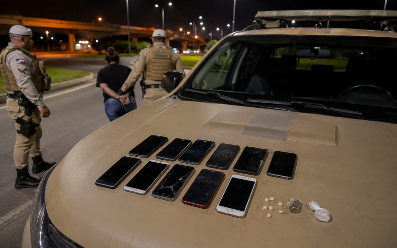 Mulher é presa com 12 celulares furtados e drogas em Senhor do Bonfim