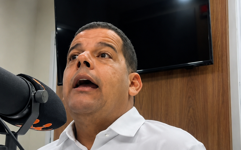 Laércio Júnior comenta mudança de postura do vereador Weslen Aquino durante entrevista na Rainha FM