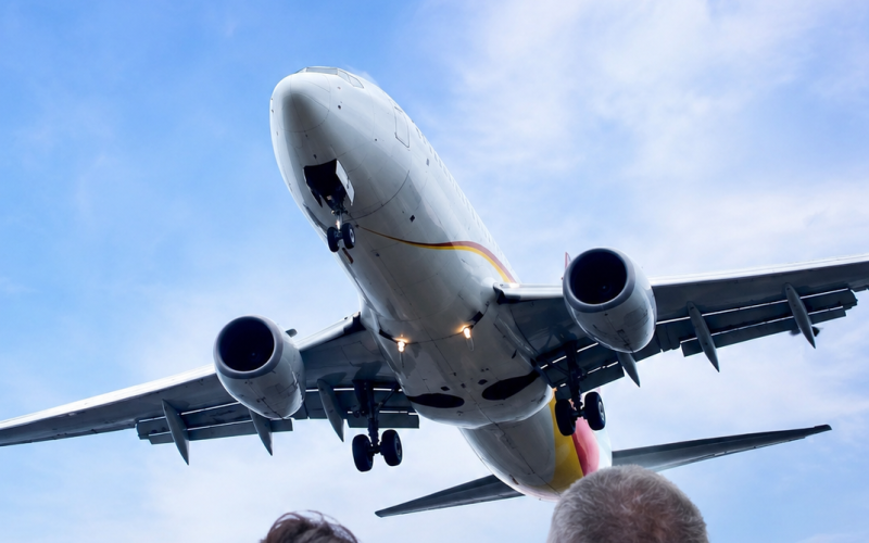 Casal é preso ao tentar fazer sexo dentro de avião na Argentina