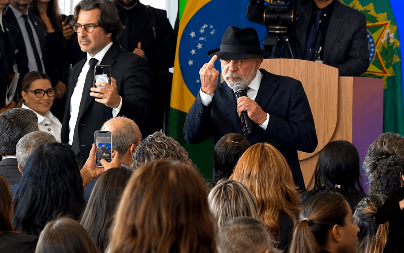 Lula mostra dedo do meio e usa palavrão durante discurso no Palácio do Planalto
