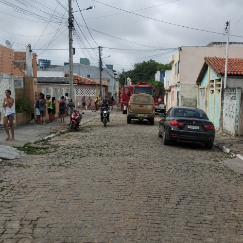 Tragédia em Serrinha choca a Bahia: três crianças morrem carbonizadas após incêndio atingir casa neste domingo (03)