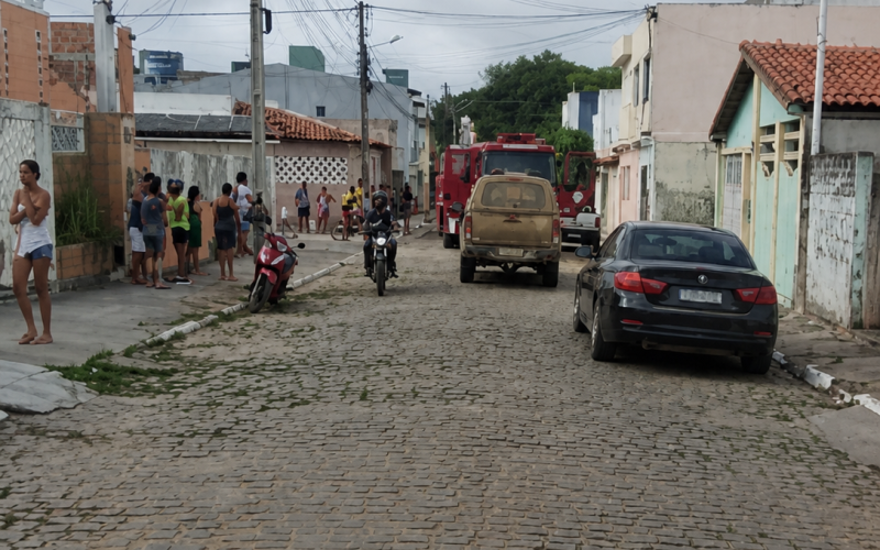 Tragédia em Serrinha choca a Bahia: três crianças morrem carbonizadas após incêndio atingir casa neste domingo (03)