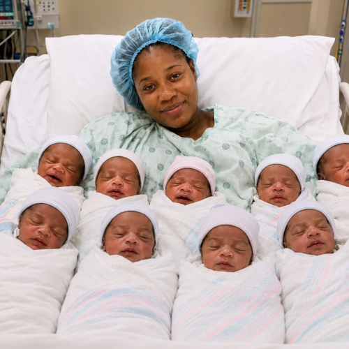 Mãe que deu à luz nove bebês de uma só vez emocionou o mundo e entrou para o Guinness World Records