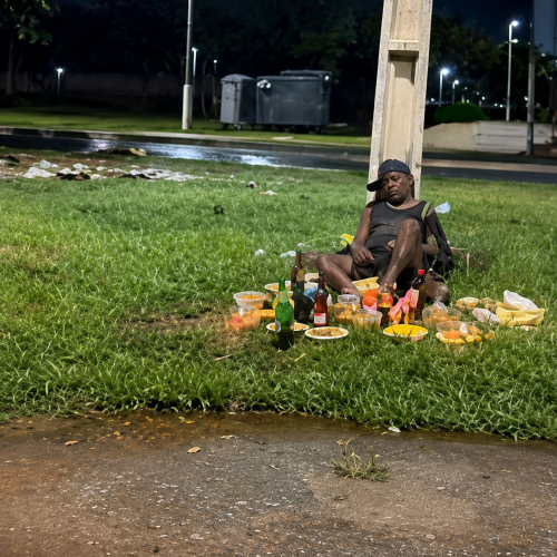 Homem é flagrado consumindo oferendas após festival e caso viraliza nas redes