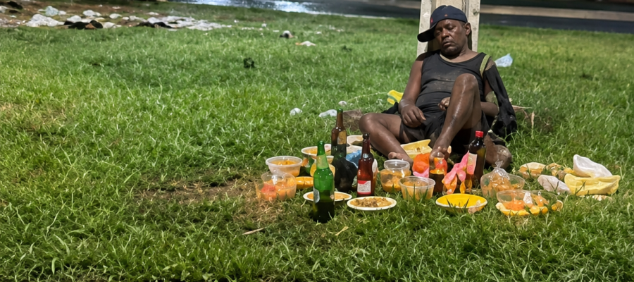 Homem é flagrado consumindo oferendas após festival e caso viraliza nas redes