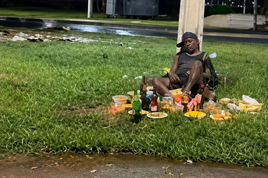 Homem é flagrado consumindo oferendas após festival e caso viraliza nas redes