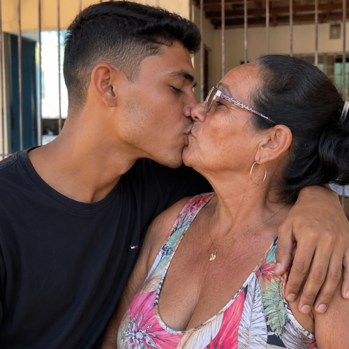 Jovem assume romance com ex-sogra no Piauí e casal aparece aos beijos em público