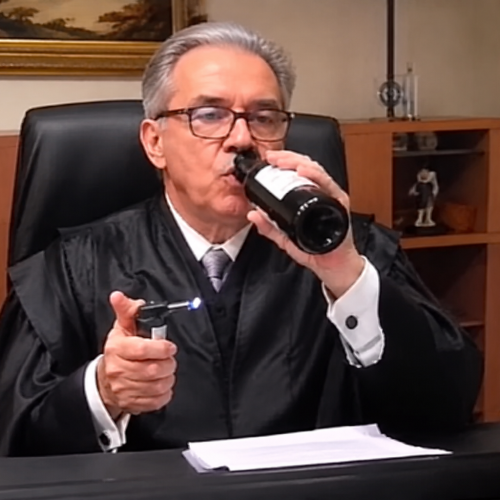 Juiz é flagrado bebendo vinho e fumando durante sessão virtual