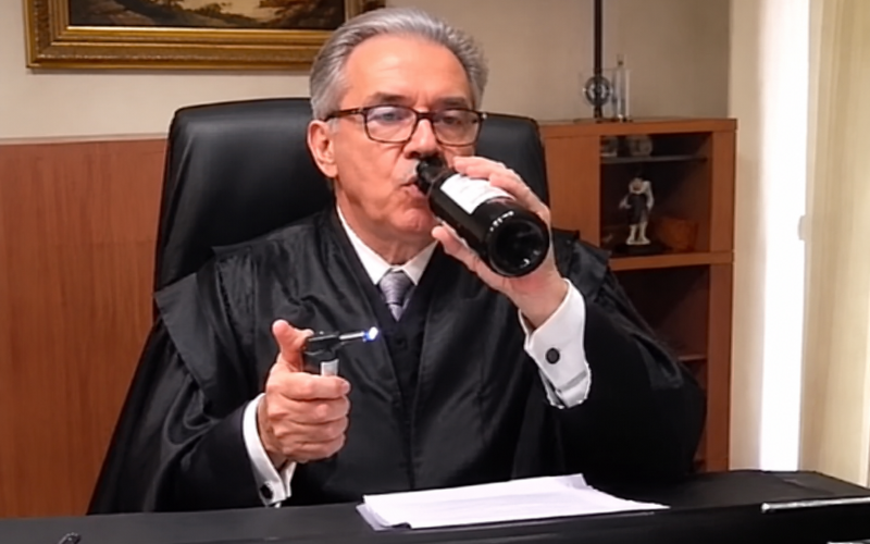 Juiz é flagrado bebendo vinho e fumando durante sessão virtual