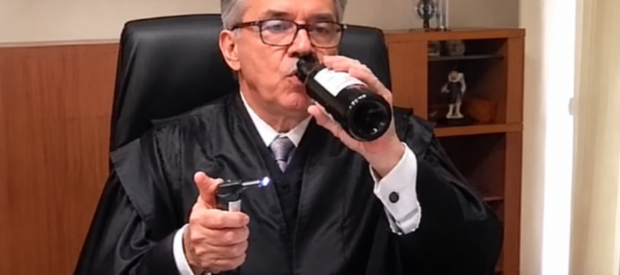 Juiz é flagrado bebendo vinho e fumando durante sessão virtual