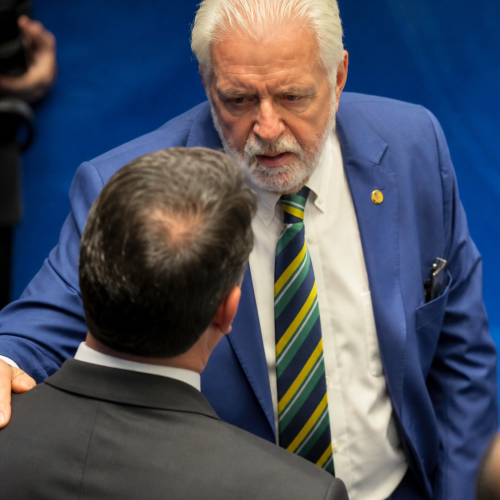 Senador Jaques Wagner e Flávio Bolsonaro são flagrados em conversa amistosa no Senado