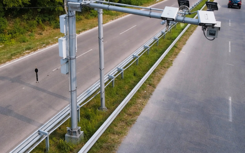 Motoristas precisam redobrar atenção: tecnologia já flagra celular, falta de cinto e outras infrações