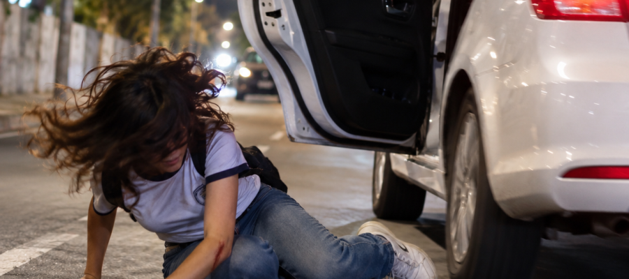 Adolescente escapa de sequestro ao pular de carro em movimento no Rio de Janeiro
