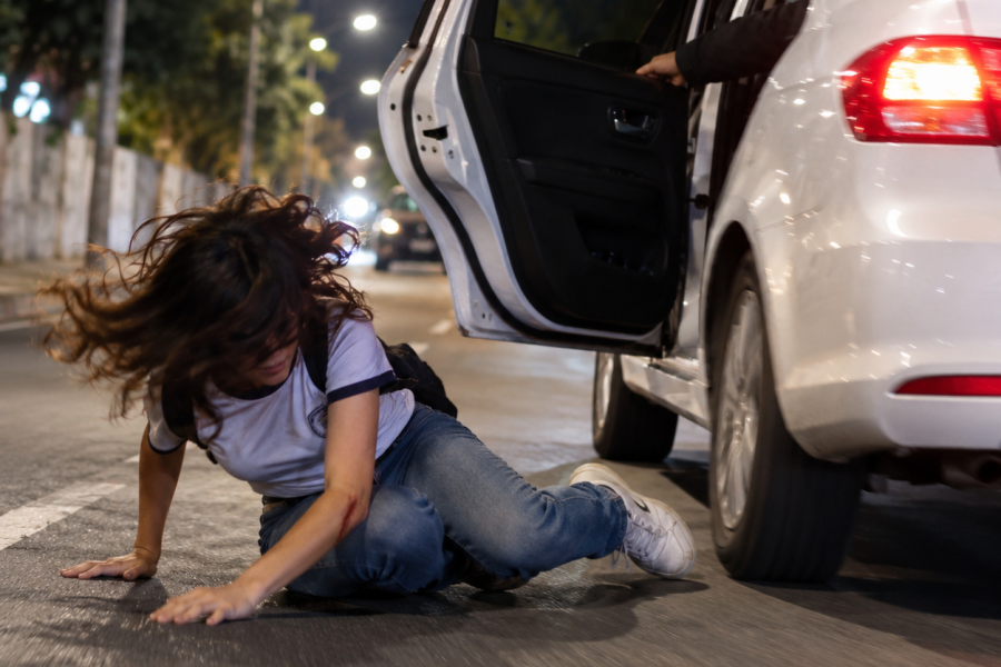 Adolescente escapa de sequestro ao pular de carro em movimento no Rio de Janeiro
