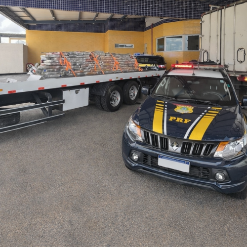 PRF apreende 1,9 tonelada de maconha escondida no teto de caminhão frigorífico em Juazeiro