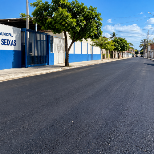 Pavimentação asfáltica é realizada em rua em frente à Escola Nívia Seixas, em Senhor do Bonfim