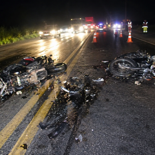Batida frontal entre motos deixa dois mortos e interdita BR-101 na Bahia