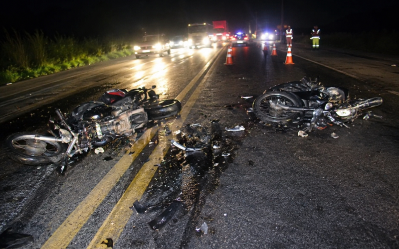 Batida frontal entre motos deixa dois mortos e interdita BR-101 na Bahia