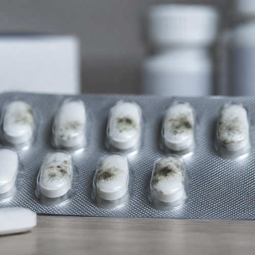 Anvisa suspende lote de paracetamol após identificação de comprimidos com aparência de mofo