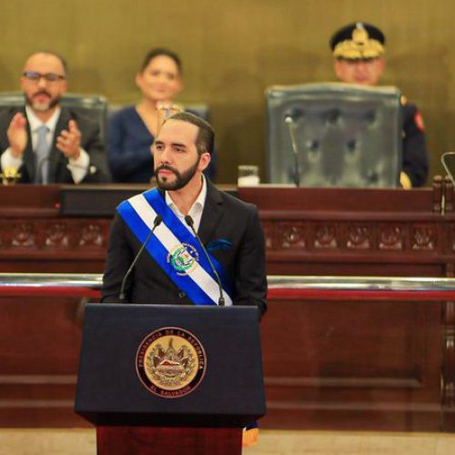 El Salvador aprova projeto que prevê reeleição sem fim