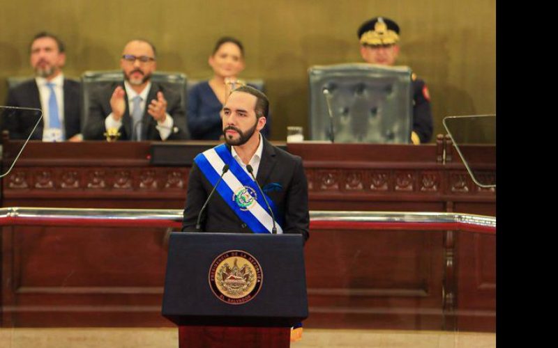 El Salvador aprova projeto que prevê reeleição sem fim