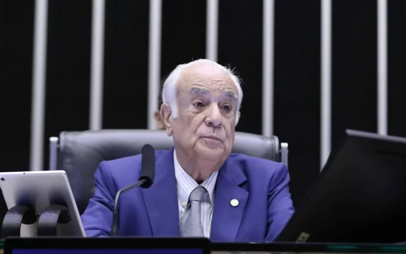 Deputado é expulso do PL após defender Moraes e criticar Trump