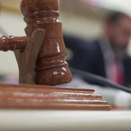 Mulher é condenada a 26 anos de prisão por matar criança com 40 golpes de faca na Bahia