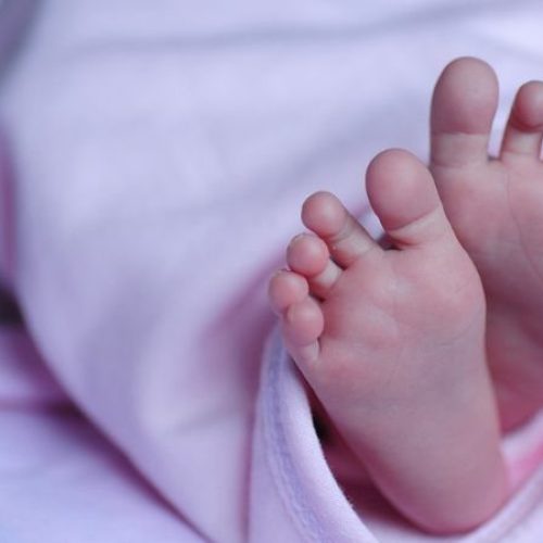 Mãe entrega bebê em boca de fumo por dívida de R$ 150 em drogas