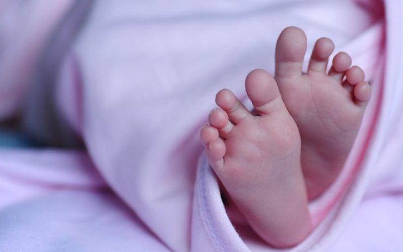 Mãe entrega bebê em boca de fumo por dívida de R$ 150 em drogas