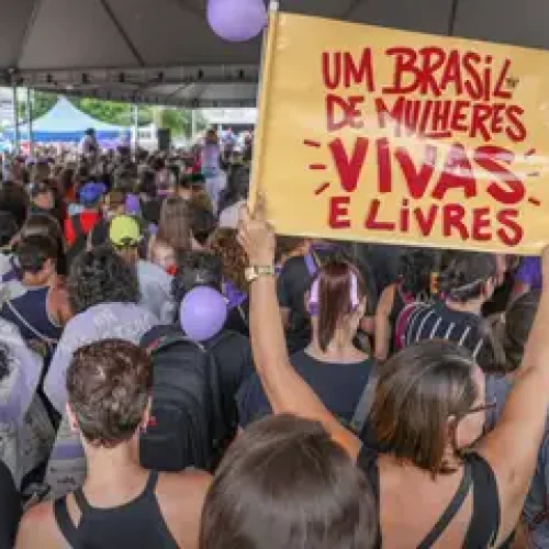 Órfãos de vítimas de feminicídio terão direito a pensão do INSS