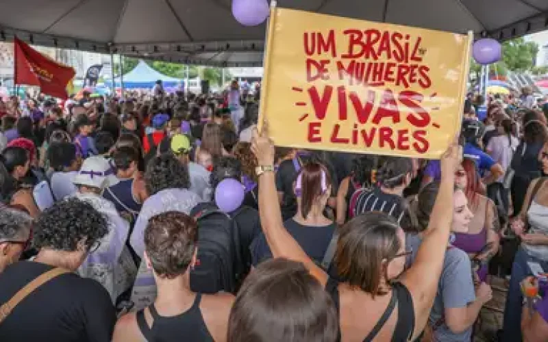 Órfãos de vítimas de feminicídio terão direito a pensão do INSS
