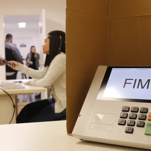 Jovens de 16 e 17 anos podem emitir título de eleitor até 6 de maio