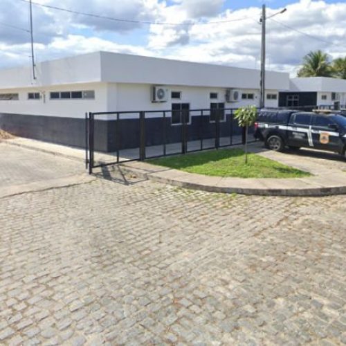 Mulher é presa após mandar filhos de 8 e 2 anos sozinhos para a escola na Bahia